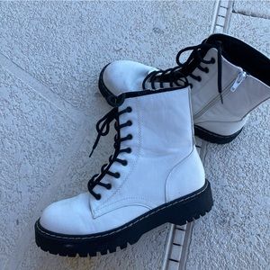 Sincerely Jules Harley Women’s Boots size 8.5 M color white/black used condition